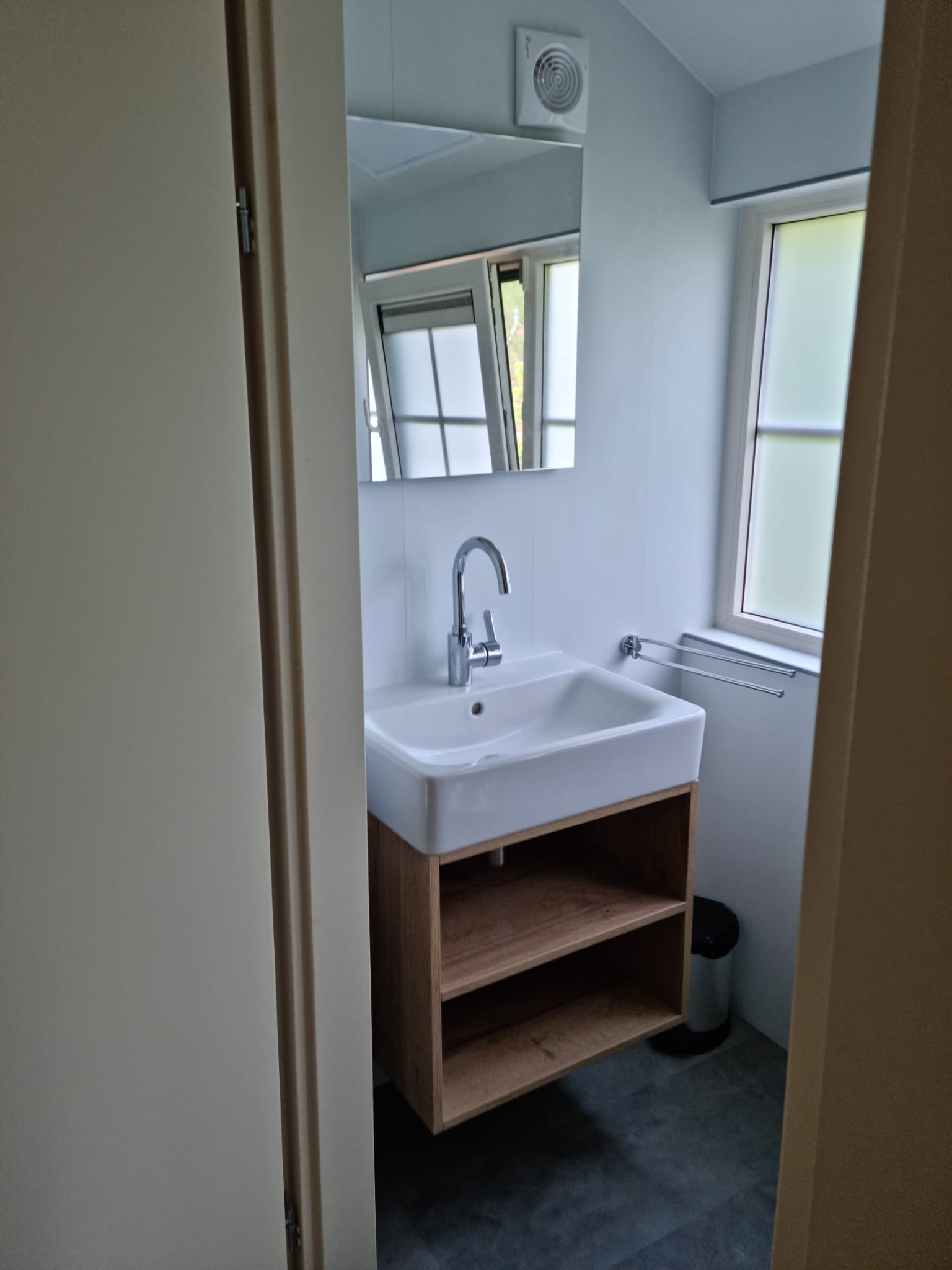 Badkamer renovatie met circulaire Aqua Step panelen door Onderhoud Service Spectrum