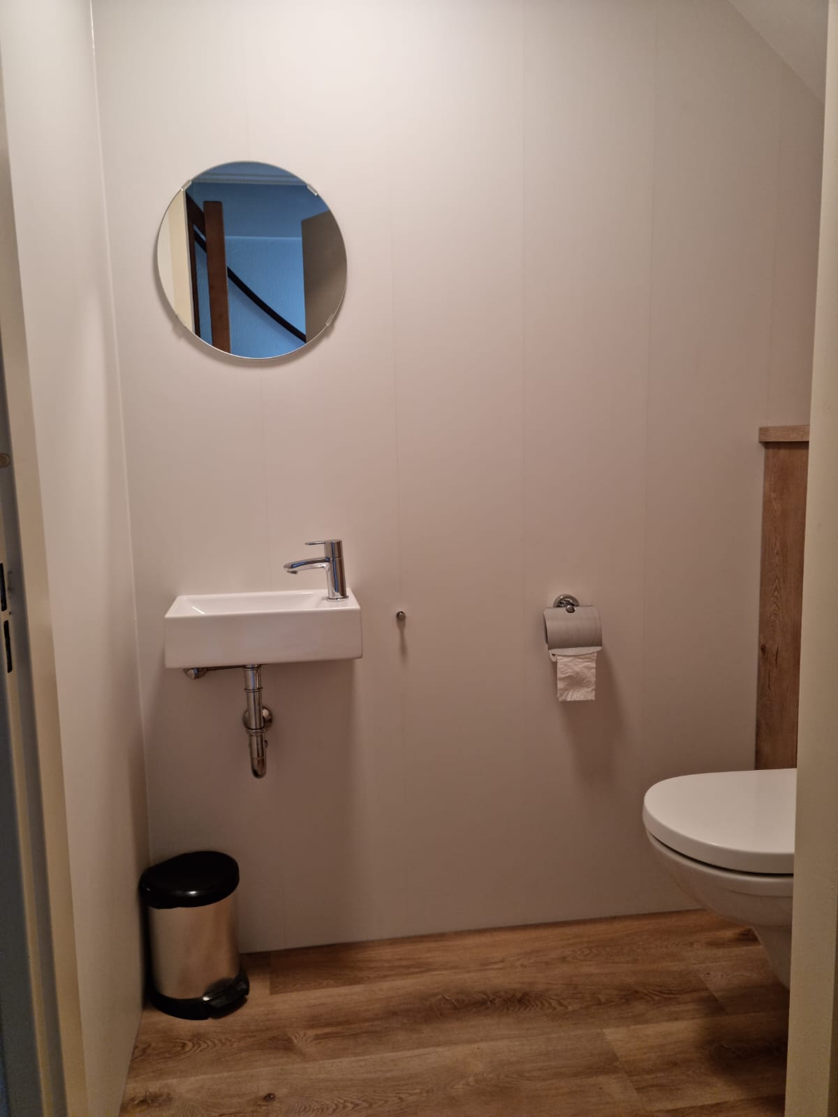 Toilet renovatie op vakantiepark met circulaire Aqua Step panelen door Onderhoud Service Spectrum