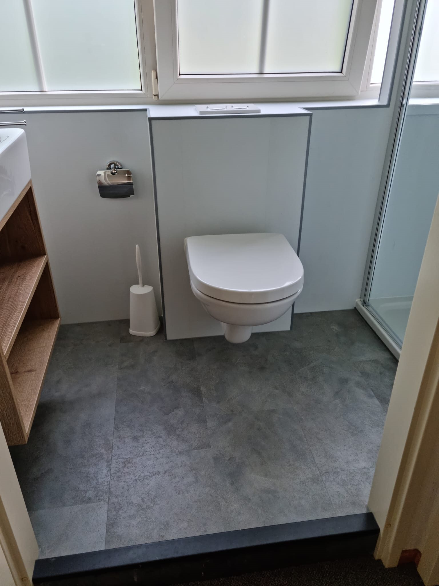 Badkamer renovatie met circulaire Aqua Step panelen door Onderhoud Service Spectrum