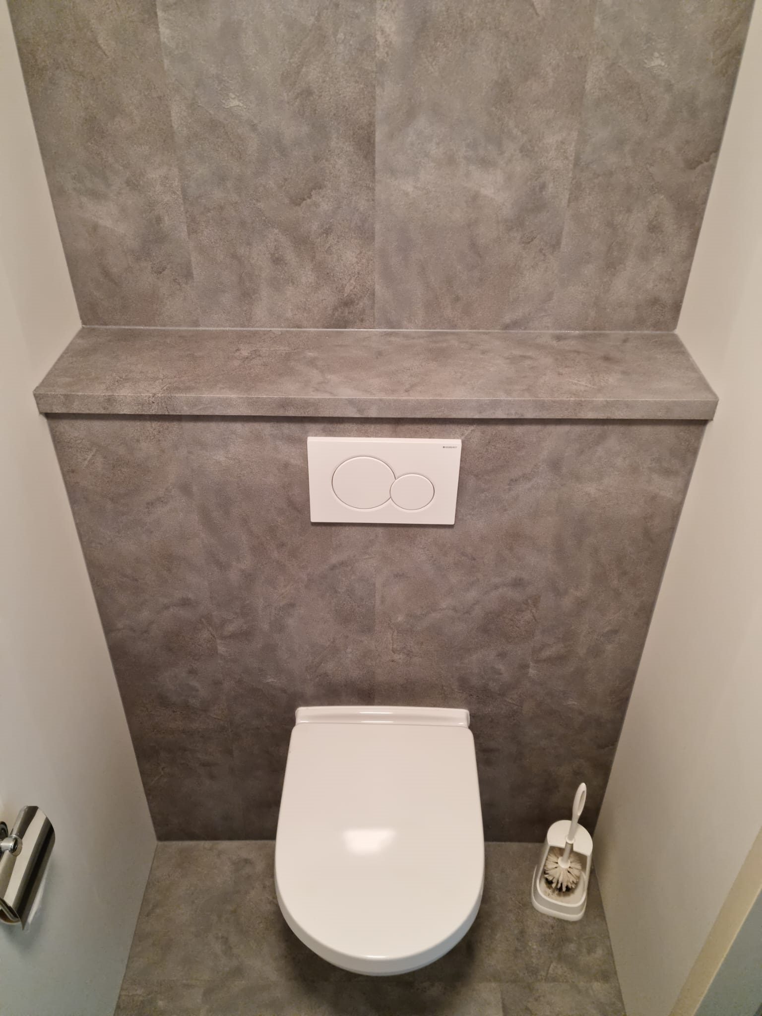 Toilet renovatie met circulaire Aqua Step panelen door Onderhoud Service Spectrum